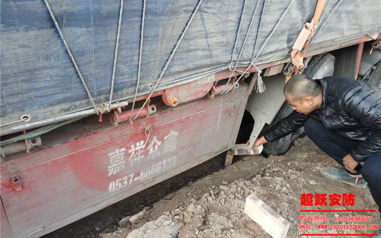 2017年10月24日工地大車陷進(jìn)泥里，工人師傅們齊心協(xié)力***后成功解決問題。